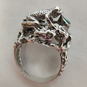 Vintage Sterling Silver Frog on a lily pad sculptured dome ring with emerald